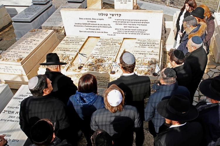 Statsledere og politikere fra hele verden besøger i disse dage Israel i anledning af 75-året for befrielsen af Auschwitz. Her ses den franske indenrigsminister, Christophe Castaner, ved gravene for angrebet mod en jødisk skole i Toulouse. Foto: Jack Guez/Ritzau Scanpix