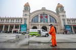 En sanitetsmedarbejder desinficerer togstationen i byen Wuhan, efter at den er blevet lukket. Foto: China Daily/Ritzau Scanpix
