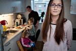 Natacha Kragesteen Hansen har stået på venteliste til en nyretransplantation i to år. Nu har hun selv fundet en donor i USA og prøver at skaffe 800.000 kroner til operationen. Efter transplantationen håber hun at blive en meget mere nærværende og energisk mor for sine to piger - Sia på 7 år og Naya på 3. Hendes kæreste og far til børnene Louis Plesner Stisen skal donere sin ene nyre til en anden nyrepatient USA, så Natacha kan få en, der matcher hende. 
   Foto: Martin Lehmann/POLFOTO