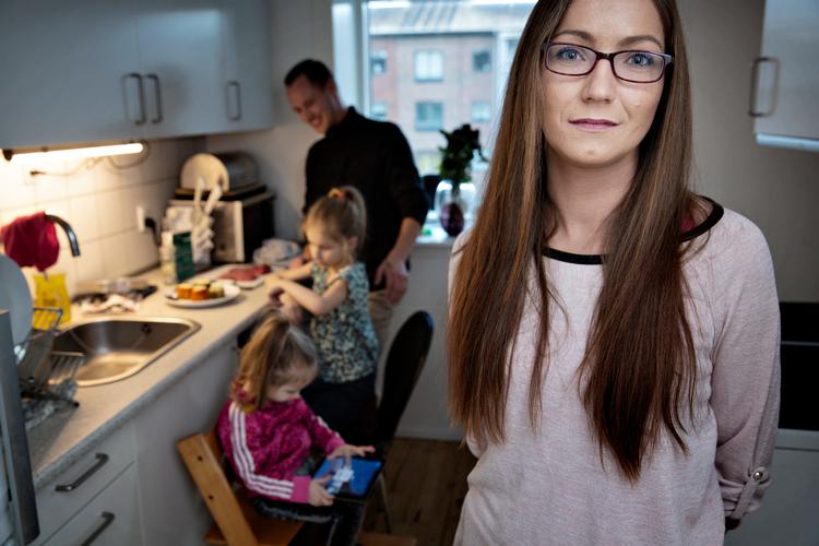 Natacha Kragesteen Hansen har stået på venteliste til en nyretransplantation i to år. Nu har hun selv fundet en donor i USA og prøver at skaffe 800.000 kroner til operationen. Efter transplantationen håber hun at blive en meget mere nærværende og energisk mor for sine to piger - Sia på 7 år og Naya på 3. Hendes kæreste og far til børnene Louis Plesner Stisen skal donere sin ene nyre til en anden nyrepatient USA, så Natacha kan få en, der matcher hende. 
   Foto: Martin Lehmann/POLFOTO