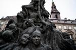 Kunstneren Jens Galschiøts skulptur hedder Skamstøtten og er opstillet på Christiansborg Slotsplads frem til 21. april. Skulpturen er et mindesmærke for statslige massakrer eller overgreb, hvor end de sker i verden. 
 Foto: Liselotte Sabroe/Ritzau Scanpix