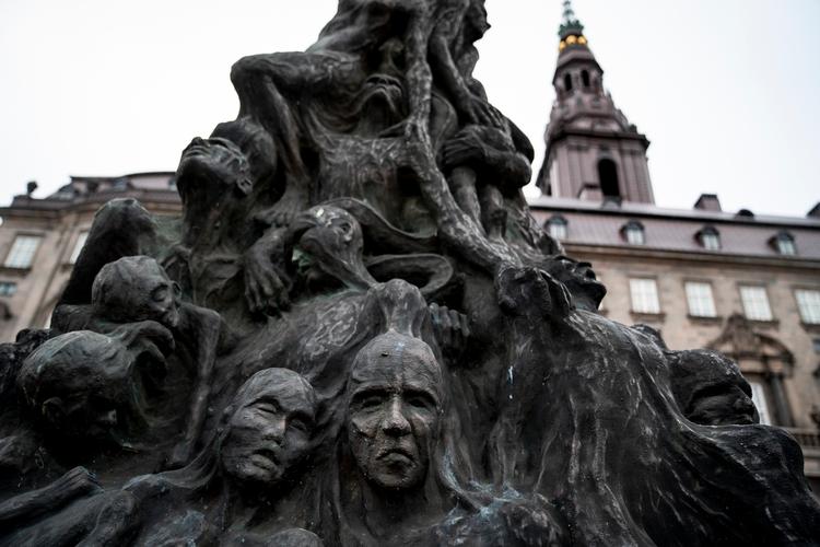 Kunstneren Jens Galschiøts skulptur hedder Skamstøtten og er opstillet på Christiansborg Slotsplads frem til 21. april. Skulpturen er et mindesmærke for statslige massakrer eller overgreb, hvor end de sker i verden. 
 Foto: Liselotte Sabroe/Ritzau Scanpix