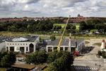 Brugerne af stormoské i København blev torsdag mødt med synet af racistisk graffiti på facaderne. Billedet er fra 2013, hvor moskeens bønnetårn blev monteret. Foto: Finn Frandsen/POLFOTO