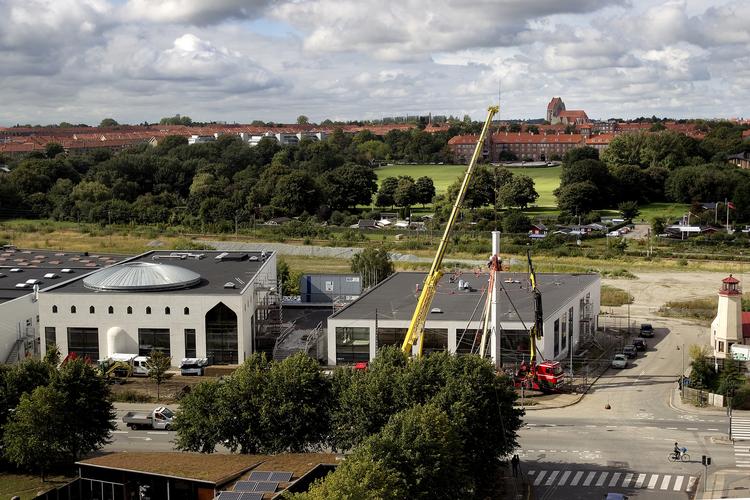 Brugerne af stormoské i København blev torsdag mødt med synet af racistisk graffiti på facaderne. Billedet er fra 2013, hvor moskeens bønnetårn blev monteret. Foto: Finn Frandsen/POLFOTO