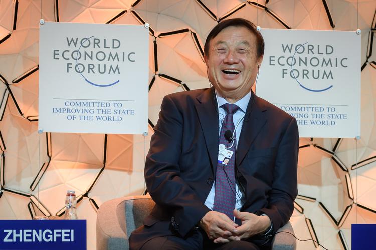 Huaweis topchef, Ren Zhengfei, er i strålende humør under det  verdensøkonomiske topmøde i Davos. Men han bør ikke undervurderer amerikanernes beslutsomhed, advarer handelsekspert. 
   Foto: Fabrice Coffrini/Ritzau Scanpix
