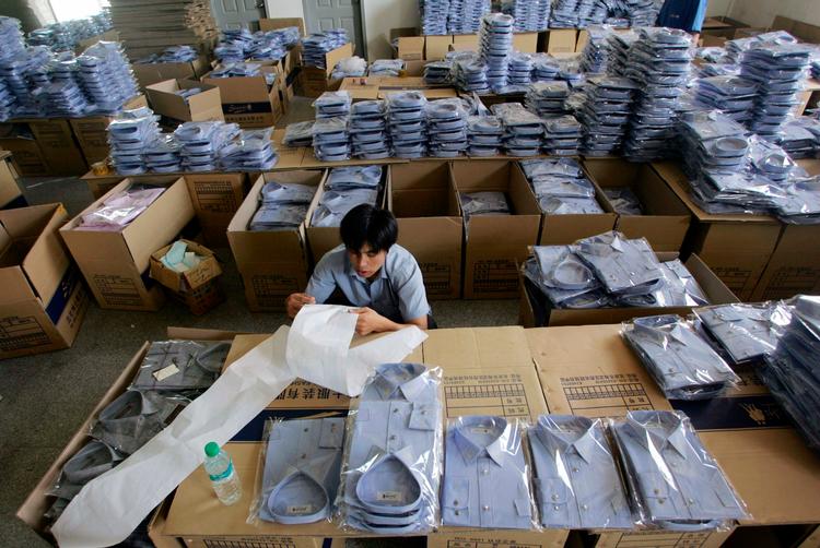 Kinas tekstilindustri udleder masser af CO2 for varer, der ender hos vestlige forbrugere  for eksempel i Danmark. Det problem skal løses, mener både Danmark og EU samt grønne organisationer. Men der er uenighed, om det skal ske med pisk eller gulerod.
 Foto: Jason Lee/Ritzau Scanpix