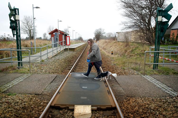 Førtidspensionist Renee Vejbirk fra Varpelev ville få en firedobling af sine rejseudgifter, hvis det særlige pensionistkort  forsvandt... sådan som trafikselskaberne havde besluttet, men fortrød. Her fotograferet ved Varpelev trinbræt med hunden Calle.
   Foto: Jens Dresling/POLFOTO