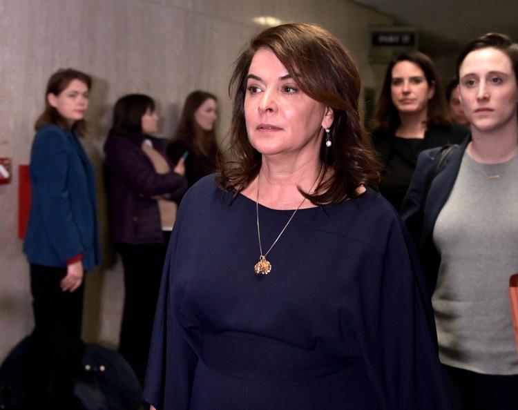 Skuespiller Annabella Sciorra forlader retssalen i Manhattan efter at have fortalt i vidneskranken at filmproducenten Harvey Weinstein voldtog hende i 1990'erne.  Foto: Johannes Eisele/Ritzau Scanpix