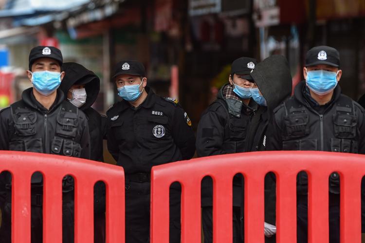 I millionbyen Wuhan er det ikke kun biograferne, der er lukkede. Her har politiet afspærret et madmarked. Også lufthavne, togstationer og motorveje ud og ind er lukkede Foto: Hector Retamal/Ritzau Scanpix