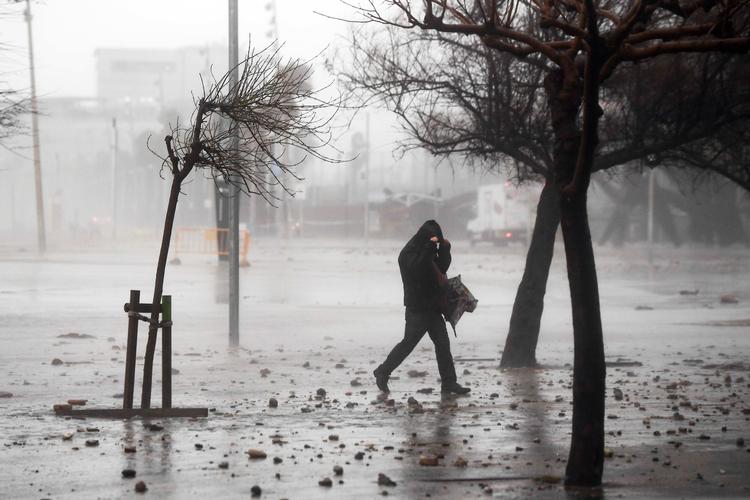 En mand går i nærheden af Bogatell-stranden i Barcelona. Billedet er taget tirsdags.  Foto: Josep Lago/Ritzau Scanpix