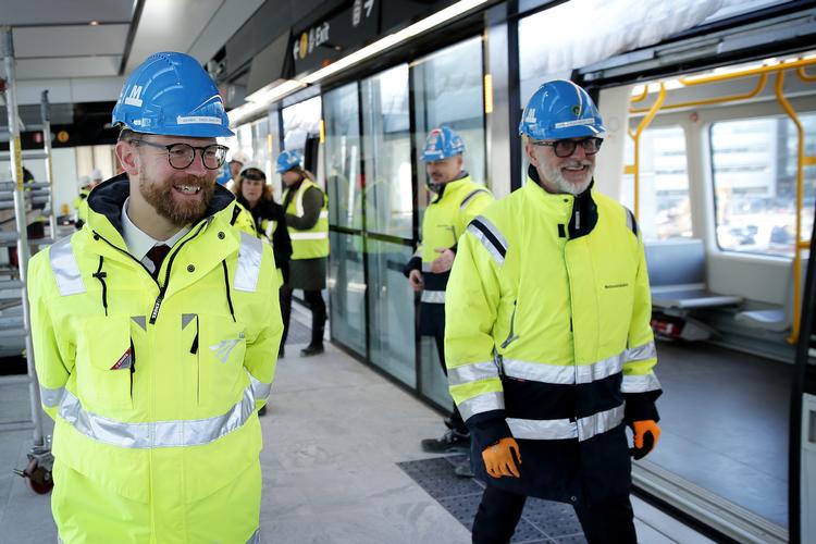 Metroselskabet fremviste forleden den nye Orientkaj Station. Transportminister Benny Engelbrecht (t.v.) og administrerende direktør i Metroselskabet Henrik Plougmann Olsen var blandt deltagerne.
   Foto: Jens Dresling/POLFOTO