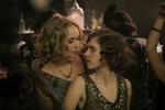 Babylon Berlin skildrer i høj grad nattelivet med seksuel frigørelse og kvinderettighederne i 1920'ernes Berlin. Her danser hovedpersonen Charlotte Ritter (Liv Lisa Fries) med Vera Lohmann (Caro Cult) i den nye, tredje sæson. Foto: Sky TV