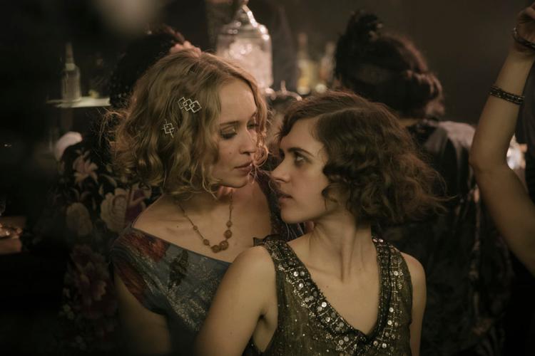 Babylon Berlin skildrer i høj grad nattelivet med seksuel frigørelse og kvinderettighederne i 1920'ernes Berlin. Her danser hovedpersonen Charlotte Ritter (Liv Lisa Fries) med Vera Lohmann (Caro Cult) i den nye, tredje sæson. Foto: Sky TV