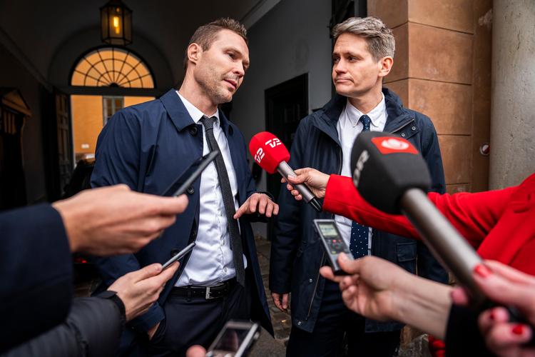 Anklagere Lasse Biehl og Emil Folker foran Københavns Byret, som i dag afsagde  dom i sagen om opløsning af banden Loyal To Familia. Foto: Martin Sylvest/Ritzau Scanpix