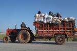 Tyrkiets præsident Erdogan siger, at 400.000 mennesker er på vej til den tyrkiske grænse, efter at den syriske regering har genoptaget angrebene på provinsen Idlib. På billedet ses syrere med deres ejendele på vej væk fra et luftangreb ved Aleppo i Syrien. (Arkivfoto) Foto: Omar Haj Kadour/Ritzau Scanpix