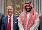 Jeff Bezos (tv) og den saudiske kronprins Mohammed bin Salman (th) i 2016 - før Bezos telefon blev hacket. FN mistænker kronprinsen for at afpresningsforsøg - og overvågningsindustrien for at gøre det muligt.    Foto: Bandar Al-jaloud/Ritzau Scanpix