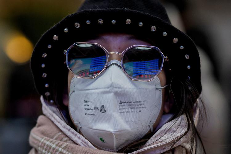En rejsende på Beijings banegård bærer maske. Indtil videre er der konstateret smitte i otte lande af Coronavirusset. 25 kinesere har mistet livet.  Foto: Nicolas Asfouri/Ritzau Scanpix