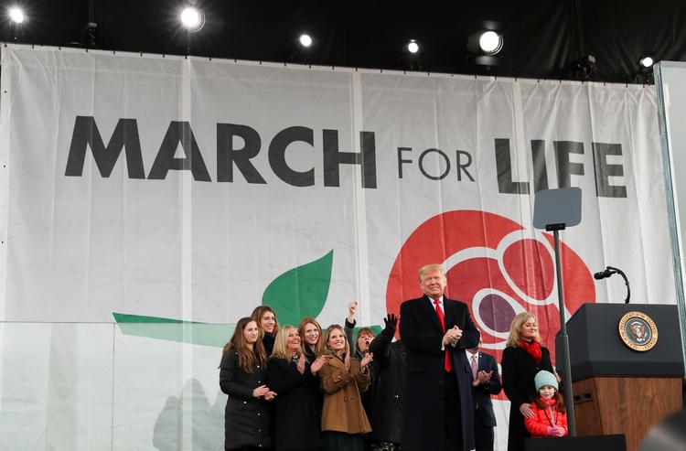 Den amerikanske præsident på talerstolen til den årlige 'March for life'-demonstration i Washington.  Foto: Leah Millis/Ritzau Scanpix