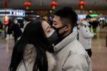 Et par kysser hinanden farvel i Beijing og har som sikkerhedsforanstaltning masker på.  Foto: Nicolas Asfouri/Ritzau Scanpix