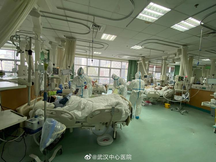 Patienter bliver behandlet af personale i  beskyttelsesdragter på et hospital i den kinesiske by Wuhan, hvor det nye virus menes at være opstået. Foto: The Central Hospital Of Wuhan Vi/Ritzau Scanpix