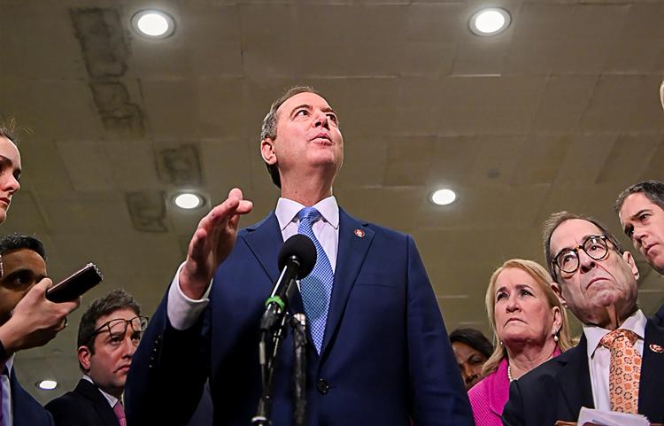 Hovedanklager Adam Schiff taler med pressen efter, at han i tre dage har fremlagt demokraternes sag mod Donald Trump i rigsretssagen i Senatet. Foto: Erin Scott/Ritzau Scanpix