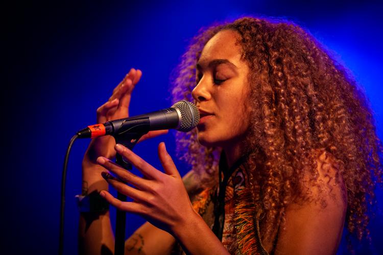 Josephin Bouvien og hendes band var klædt i karamelfarver og lignede en lækker sekt - og ifølge Lucia Odoom har Bouviens musik også potentiale til at blive en musikalsk religion.


   Foto: Jens Hartmann Schmidt/POLFOTO