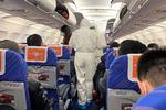 Sundhedsarbejdere tjekker en passagers tilstand, da et fly fra Changsha er landet i Shanghai. Foto: David Stanway/Ritzau Scanpix