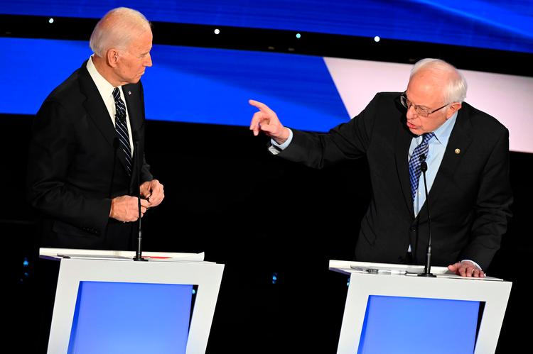 Joe Biden (tv.) og Bernie Sanders krydser klinger og politik. Lige nu hælder vælgerne mest til Sanders, men målingerne er usikre. Foto: Robyn Beck/Ritzau Scanpix