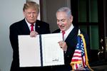 Donald Trump og Benjamin Netanyahu fotograferet under sidstnævntes besøg i Det Hvide Hus sidste år.  Foto: Brendan Smialowski/Ritzau Scanpix