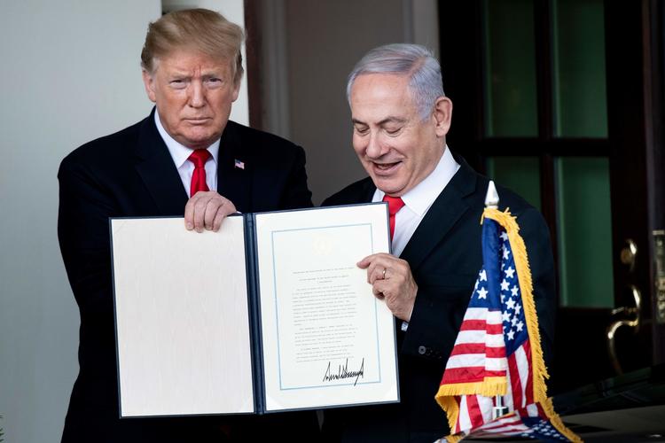 Donald Trump og Benjamin Netanyahu fotograferet under sidstnævntes besøg i Det Hvide Hus sidste år.  Foto: Brendan Smialowski/Ritzau Scanpix