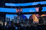 Kirk Franklin, John Legend og Dj Khaled spillede på scenen, mens billederne af Kobe Bryant, der omkom søndag  ien helikopterulykke, samt rappereden Nipsey Hussel, der blev skudt og døde 1. april sidste år. Han var inden sin død blevet nomineret til en Grammy.  Foto: Robyn Beck/Ritzau Scanpix
