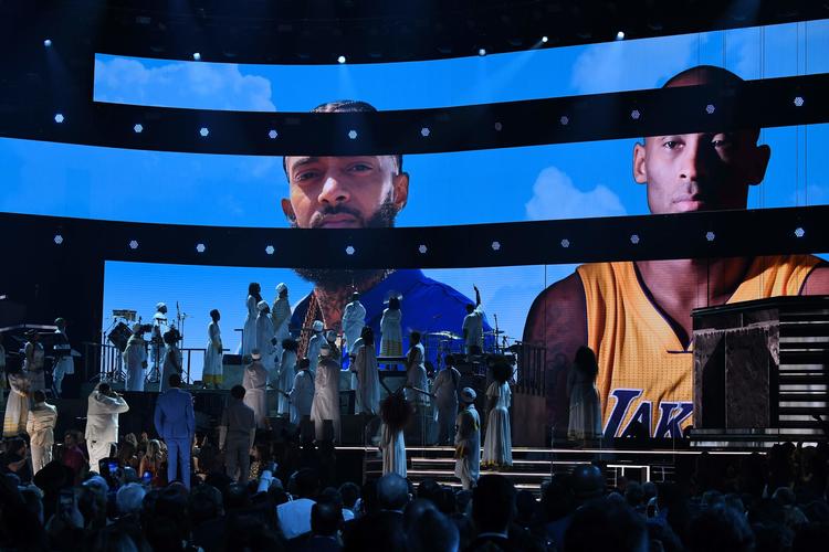 Kirk Franklin, John Legend og Dj Khaled spillede på scenen, mens billederne af Kobe Bryant, der omkom søndag  ien helikopterulykke, samt rappereden Nipsey Hussel, der blev skudt og døde 1. april sidste år. Han var inden sin død blevet nomineret til en Grammy.  Foto: Robyn Beck/Ritzau Scanpix