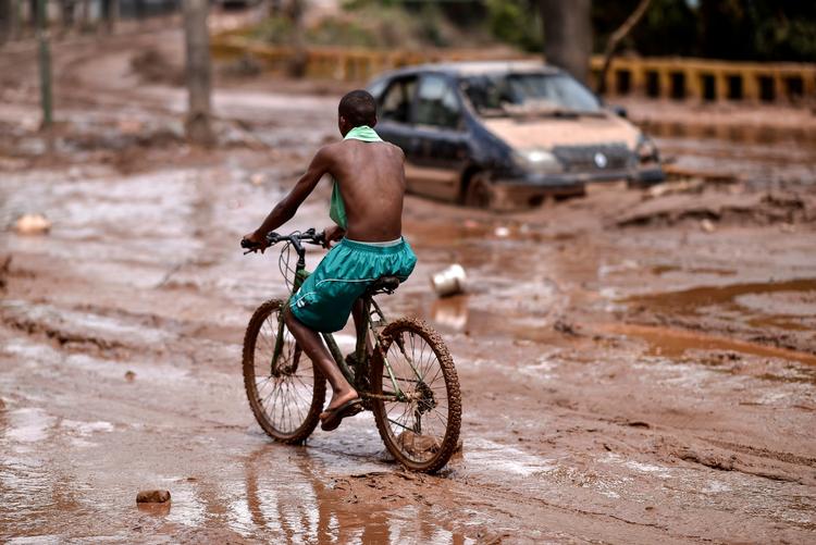 En mand cykler gennem en gade i Belo Horizonte i delstaten Minas Gerais. Byen blev oversvømmet, da floden Das Velhas River løb over sine bredder. Foto: Douglas Magno/Ritzau Scanpix
