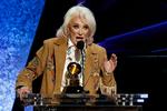 »Lige meget hvor gammel du, så forsæt med at forfølge dine drømme«, sagde 61-årige Tanya Tucker, da hun modtog sin første Grammy.  Foto: Mario Anzuoni/Ritzau Scanpix