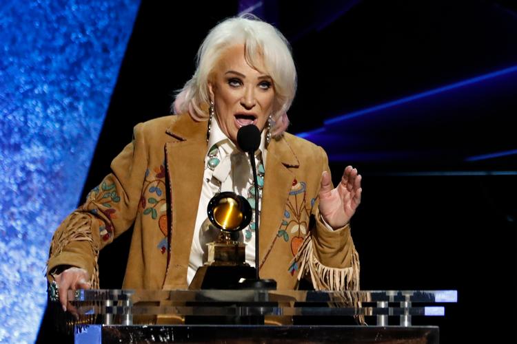 »Lige meget hvor gammel du, så forsæt med at forfølge dine drømme«, sagde 61-årige Tanya Tucker, da hun modtog sin første Grammy.  Foto: Mario Anzuoni/Ritzau Scanpix