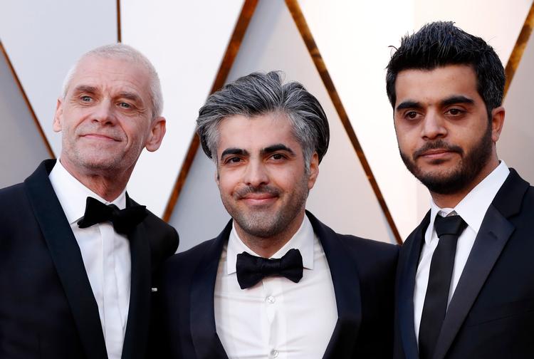 Den syriske dokumentarfilminstruktør Feras Fayyad (i midten), der er nominerer til en Oscar, er endelig ankommet til USA efter ugers problemer med indrejsevisa til landet. Foto: Mario Anzuoni/Ritzau Scanpix