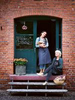 Bag den nyåbnede bager H.U.G. står Kathrine Rosamunde og Mette Marie Viscor, der begge er autodidakte bagere, madbloggere og kogebogsforfattere. Foto: Columbus Leth