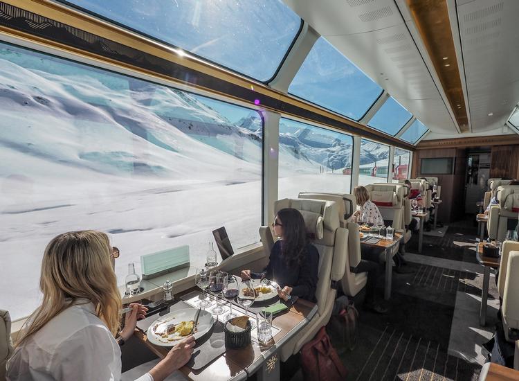 Med Glacier Express gennem et snedækket schweizisk landskab og fuld forplejning på bordet. Foto: PR