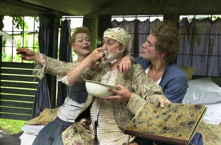 Formanden for Dansk Skuespillerforbund, Benjamin Boe Rasmussen (i midten), er en af de kunstnere, der har rejst kravet om, at blankmedieordningen omlægges, så rettighedshaverne fremover også bliver kompenseret for danskernes hjemmekopiering på harddiske og telefoner.  Arkivfoto: Kim Agersten