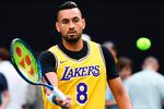 Under opvarmningen til mandagens kamp mod Rafael Nadal ved Australian Open bar australske Nick Kyrgios Los Angeles Lakers-trøjen med nr. 8, som var et nummer, nu afdøde Kobe Bryant benyttede i sin aktive basketkarriere.
   Foto: William West/Ritzau Scanpix