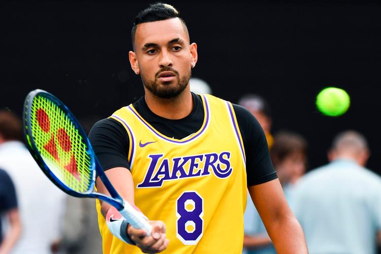 Under opvarmningen til mandagens kamp mod Rafael Nadal ved Australian Open bar australske Nick Kyrgios Los Angeles Lakers-trøjen med nr. 8, som var et nummer, nu afdøde Kobe Bryant benyttede i sin aktive basketkarriere.
   Foto: William West/Ritzau Scanpix