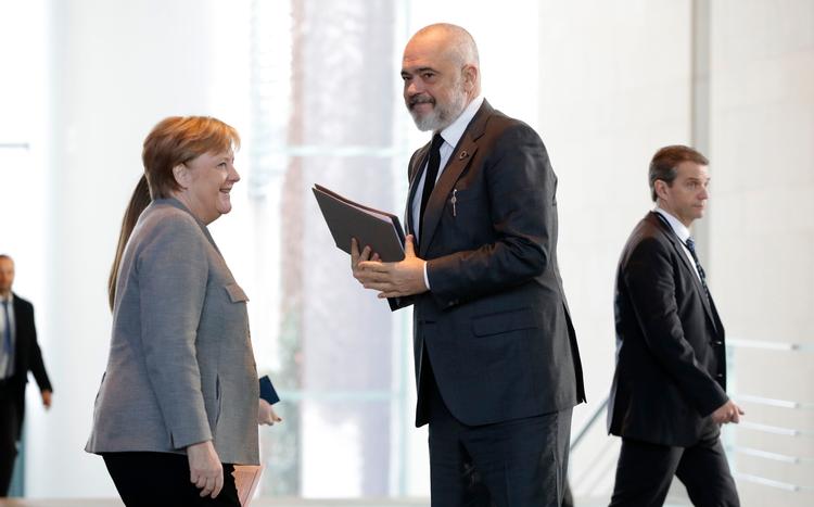 Den tyske forbundskansler, Angela Merkel ses her sammen med den albanske premierminister, Edi Rama, da de ankommer til en fælles pressekonference. Foto: Odd Andersen/Ritzau Scanpix