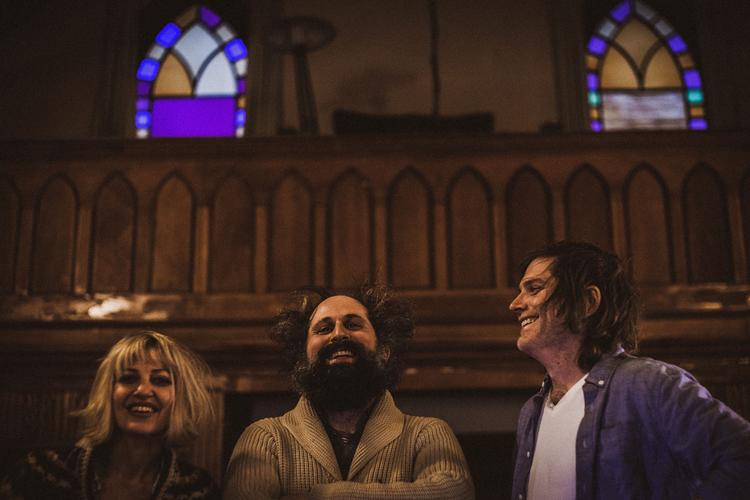 Anaïs Mitchell, Josh Kaufman og Eric D. Johnson har fundet en gylden nøgle til at åbne de gamle folkesange med. Foto: PR