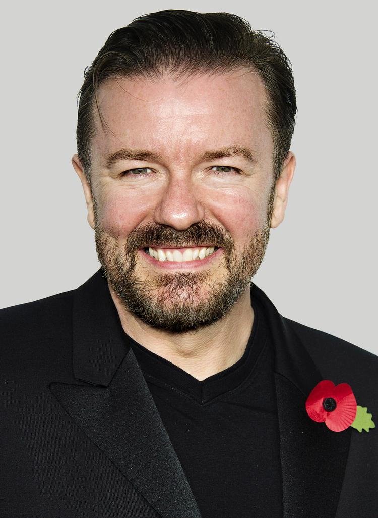 I selskab med Ricky Gervais kan man være sikker på, at giftighederne flyver tæt. Til april kigger han forbi Royal Arena.  Foto: Charles Sykes/AP