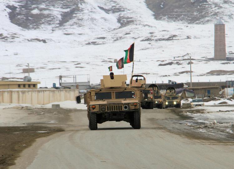 Afghansk militær på vej mod stedet, hvor flyet styrtede ned.  Foto: Mustafa Andaleb/Ritzau Scanpix