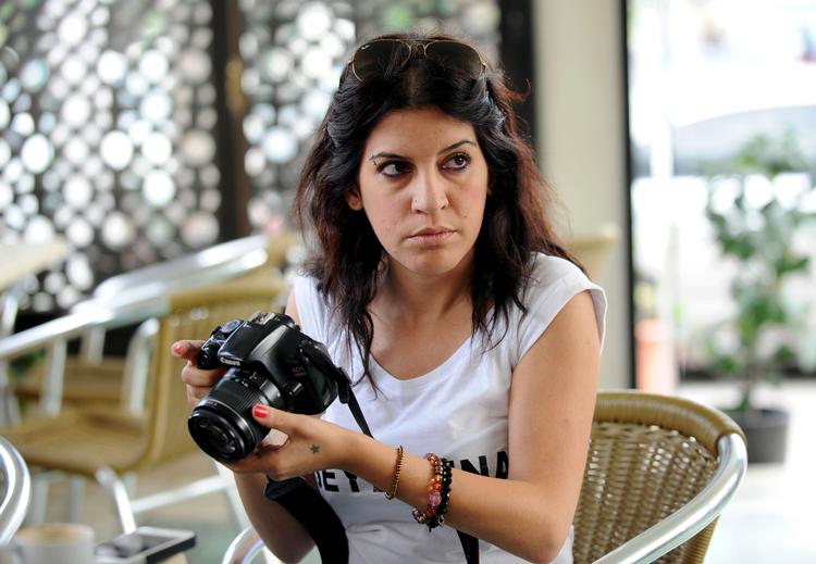 Den tunesiske blogger og aktivist, Lina Ben Mhenni, døde i går i en alder af 36 efter langvarige komplikationer fra et nyresvigt.
 Foto: Fethi Belaid/Ritzau Scanpix