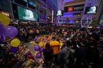 Fans af NBA-stjernen, Kobe Bryant, er samlet udenfor Staples Center, LA Lakers hjemmebane, i Los Angeles.  Foto: Mike Blake/Ritzau Scanpix