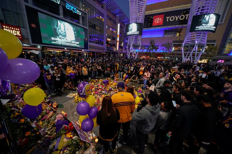 Fans af NBA-stjernen, Kobe Bryant, er samlet udenfor Staples Center, LA Lakers hjemmebane, i Los Angeles.  Foto: Mike Blake/Ritzau Scanpix