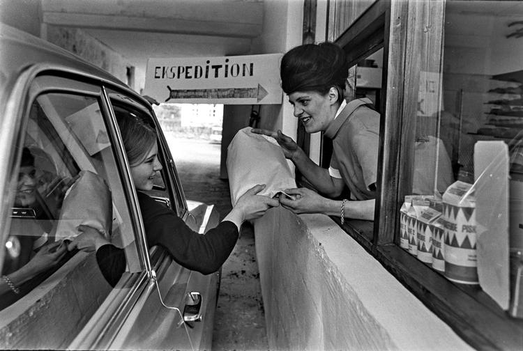 Ifølge Farum Lokalhistoriske Forening blev drive-in bageriet ikke den store succes, da det krævede ekstra personale. I lugen ses bager Keld Christiansens kone, Jonna. Foto: Mogens Berger