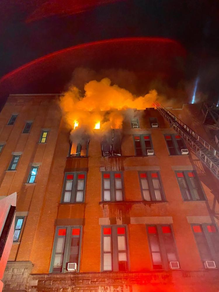 Lagerbygningen, der stod i brand torsdag, er placeret på Mulberry Street 70 og selve museet, MOCA,  på Centre Street i nærheden. Foto: FDNY